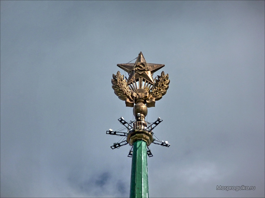 Звезда на вершине жилого дома на Котельнической набережной