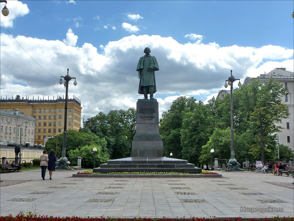 Памятник Николаю Гоголю на Гоголевском бульваре