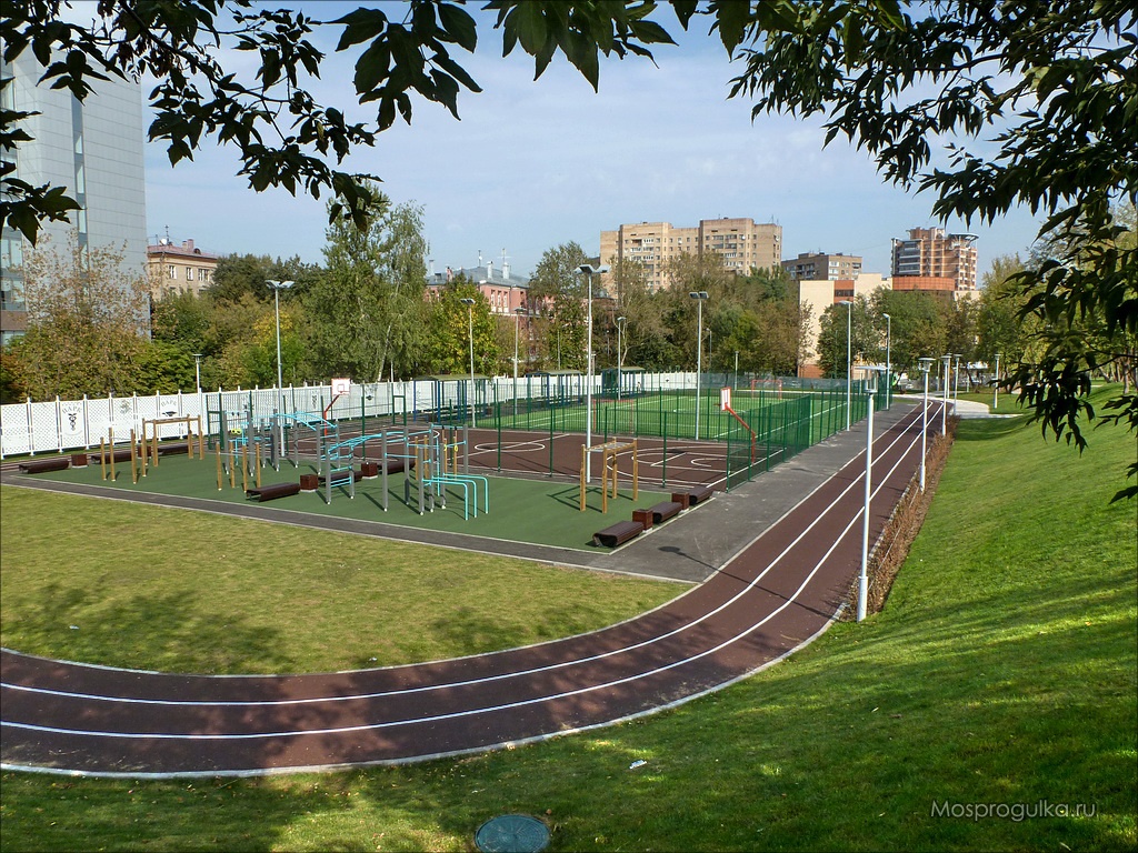 Спортивные площадки в Академическом парке