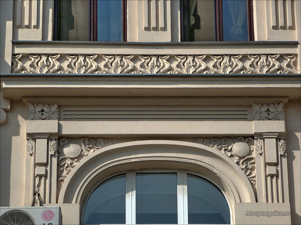 Детали фасада доходного дома Фёдора Рахманова