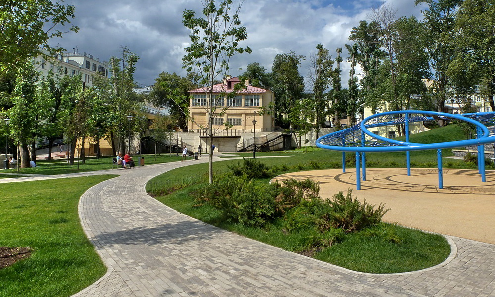 Парк Горка в Большом Спасоглинищевском переулке
