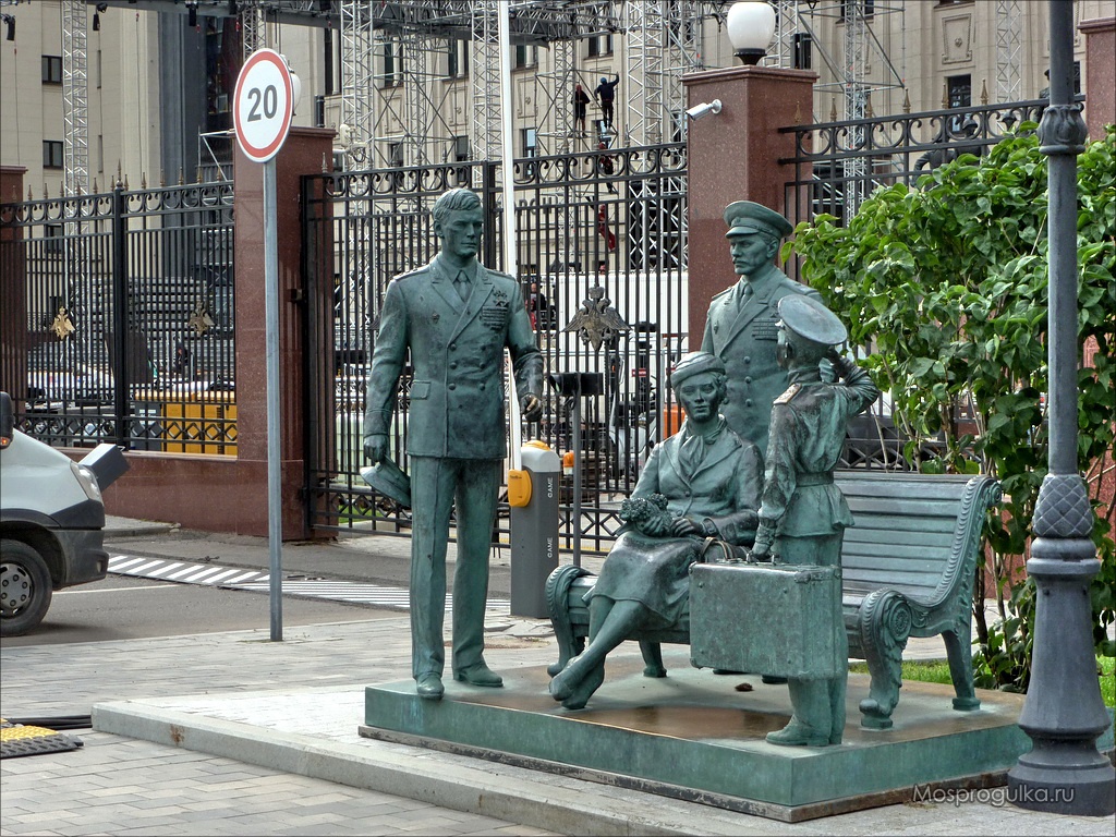 Памятник Офицеры на Фрунзенской набережной