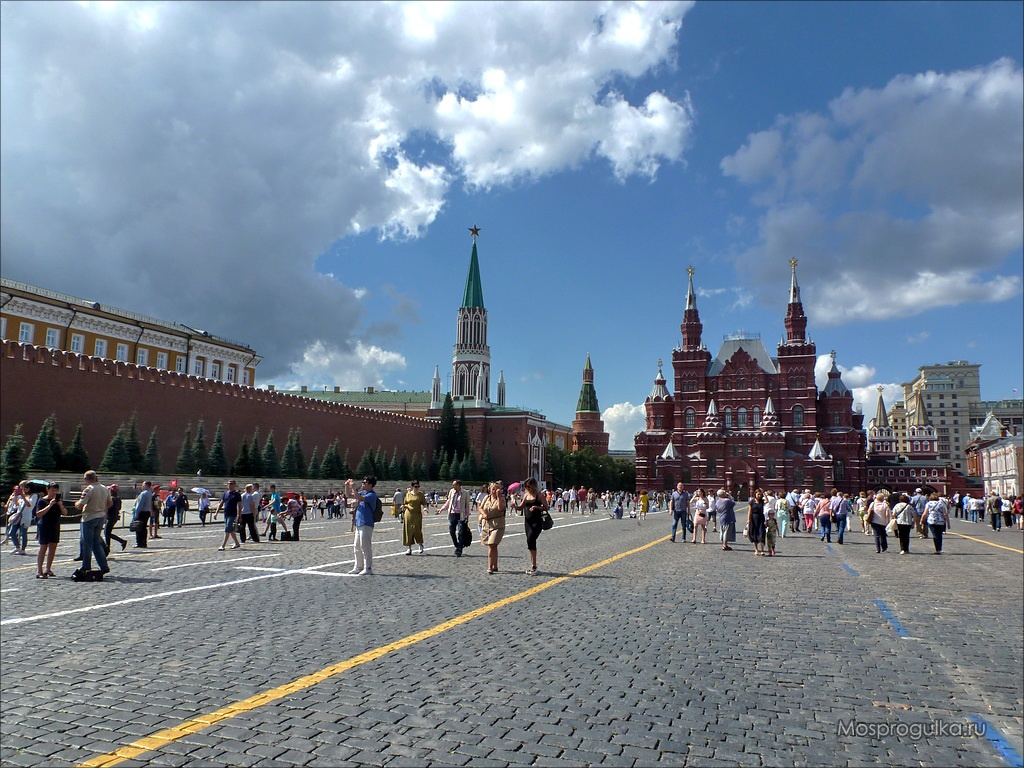 Исторический музей и Никольская башня Кремля