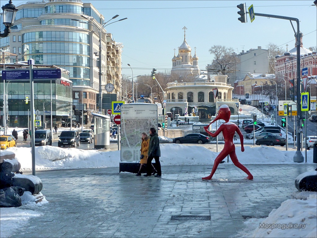 Памятник мобильному интернету на Петровском бульваре