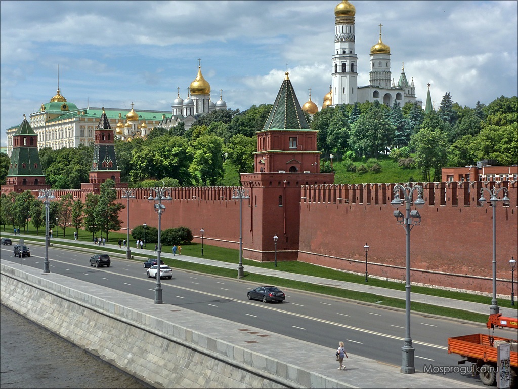 Петровская башня на фоне кремлёвских церквей