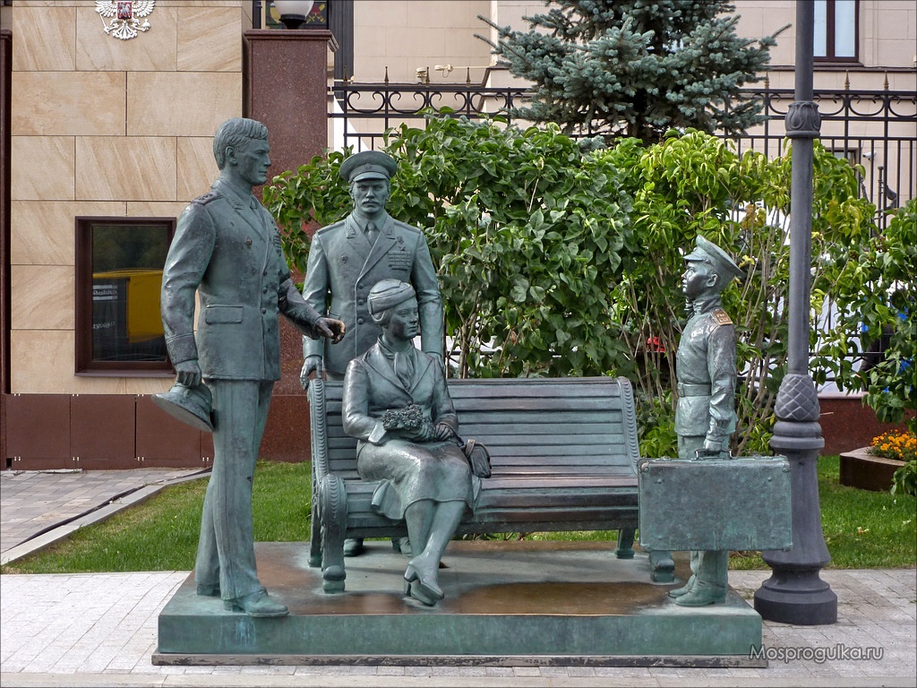 Скульптура Офицеры на Фрунзенской набережной