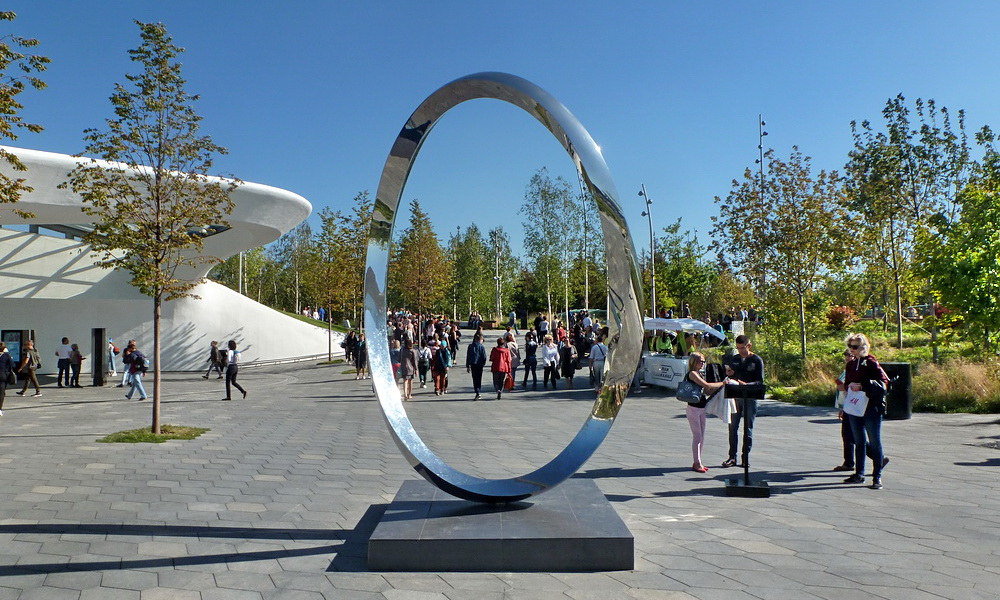 Инсталляция "Endless Curve" в парке "Зарядье"