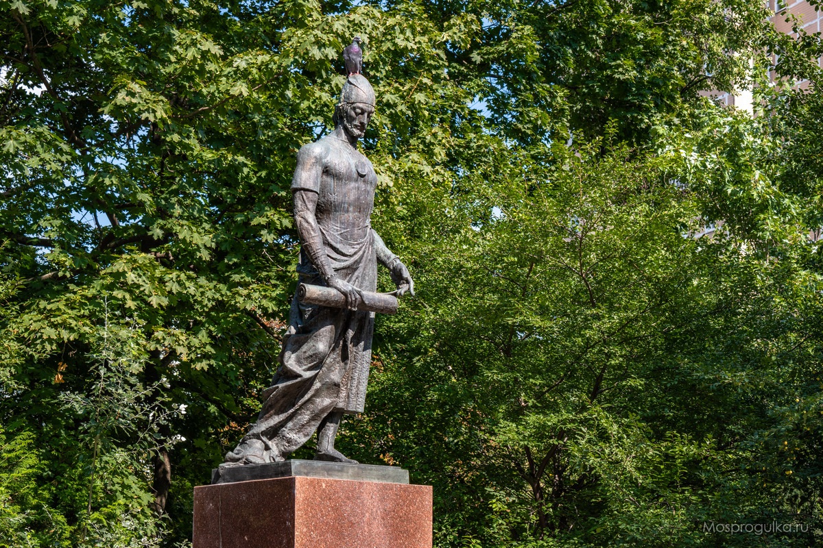 Памятник Шоте Руставели крупным планом