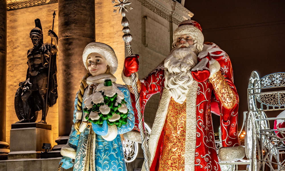 Новый год 2021: Дед Мороз и Снегурочка у Триумфальной арки