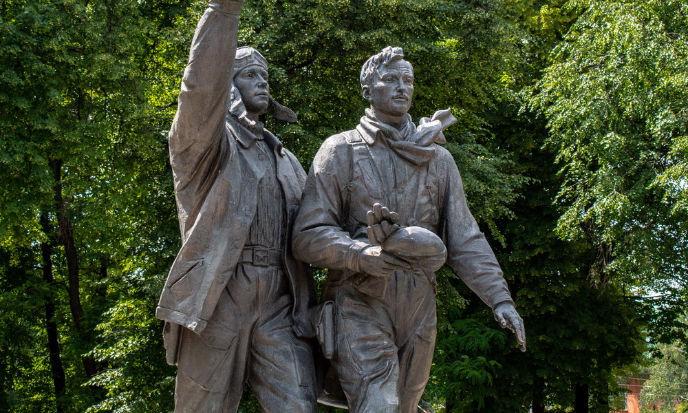 Памятник лётчикам авиаполка "Нормандия-Неман"