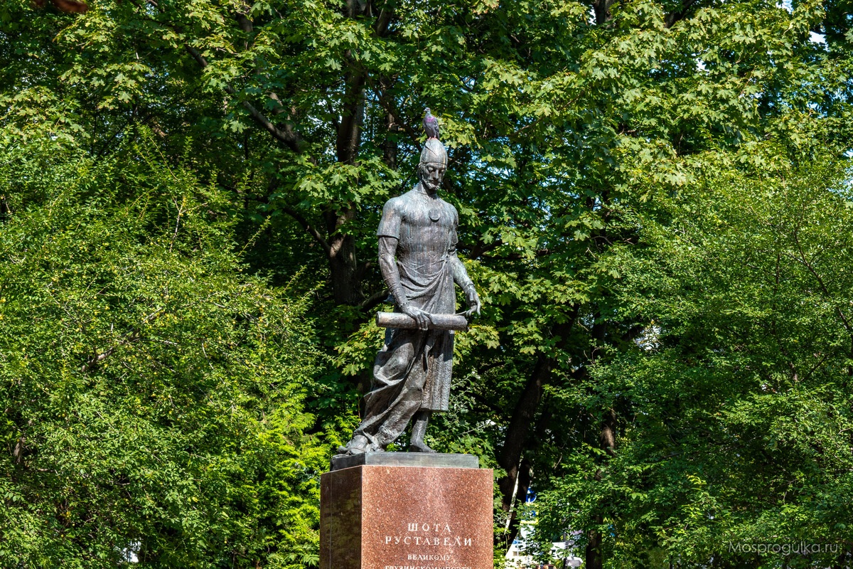 Шота Руставели - памятник в Москве