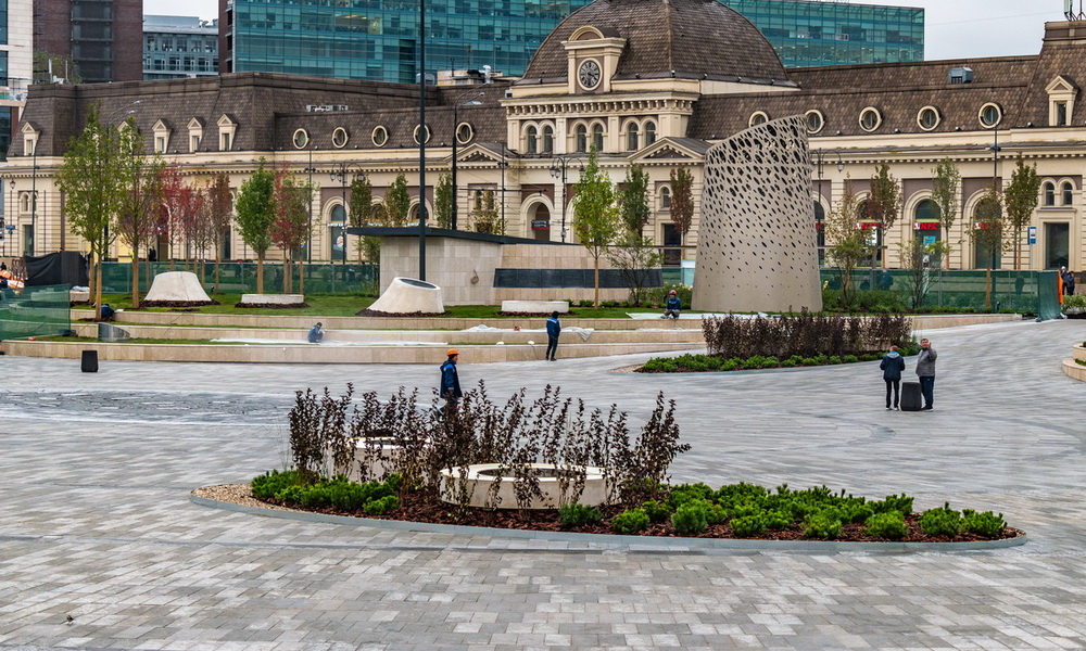"Второе Зарядье": парк на Павелецкой площади приоткрыли для посещения